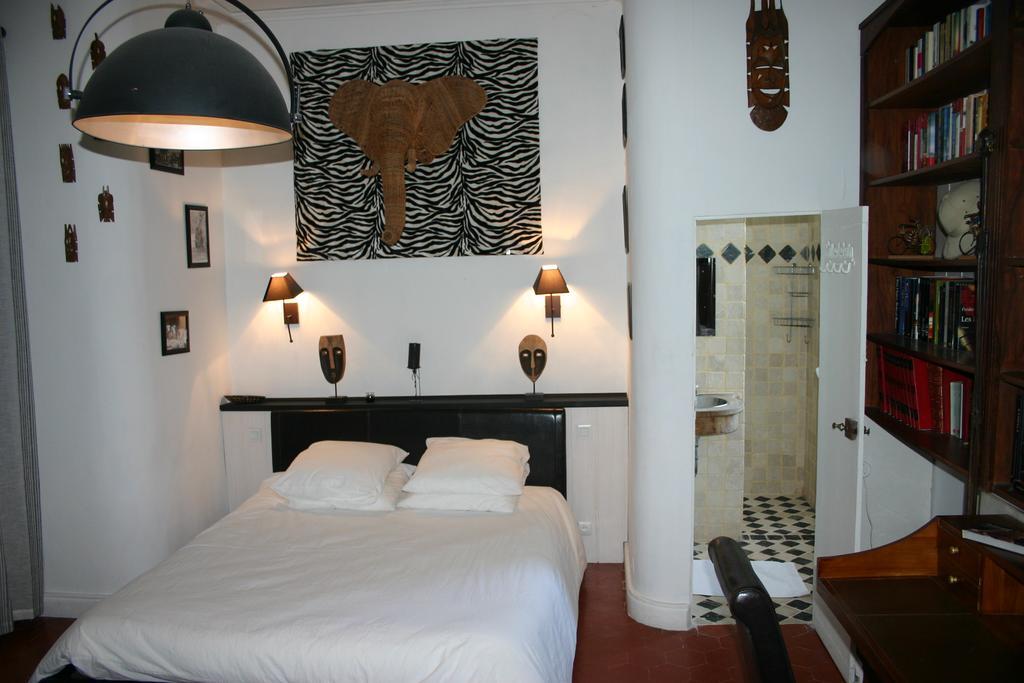 Bed and Breakfast Les Routes Du Monde à Saint-Geniès-de-Comolas Chambre photo