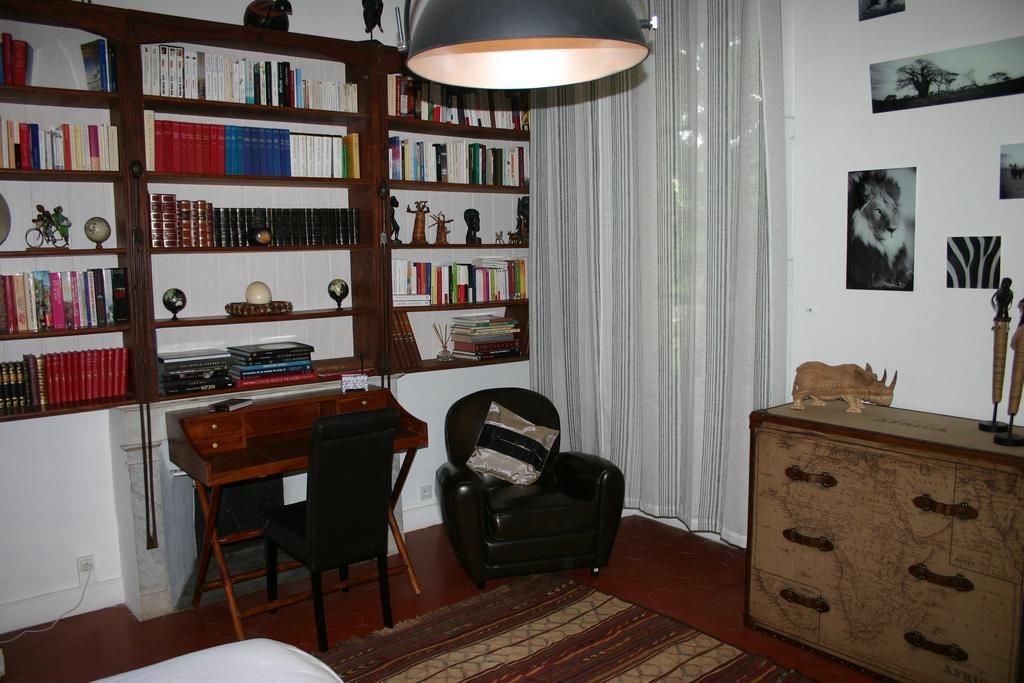 Bed and Breakfast Les Routes Du Monde à Saint-Geniès-de-Comolas Chambre photo