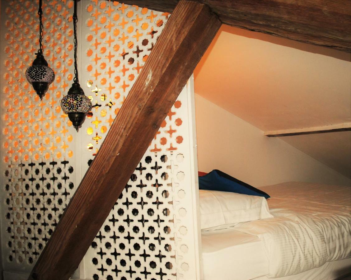 Bed and Breakfast Les Routes Du Monde à Saint-Geniès-de-Comolas Extérieur photo