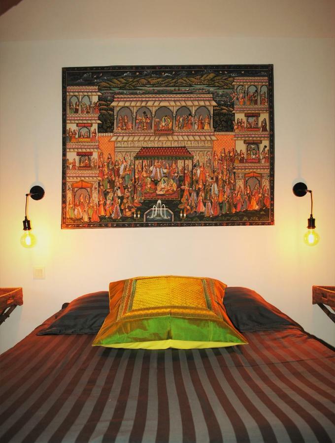 Bed and Breakfast Les Routes Du Monde à Saint-Geniès-de-Comolas Extérieur photo